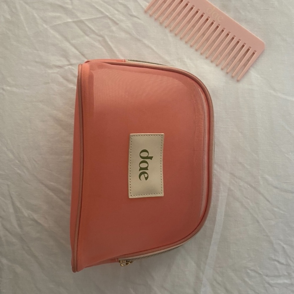 Dae Travel pouch and comb